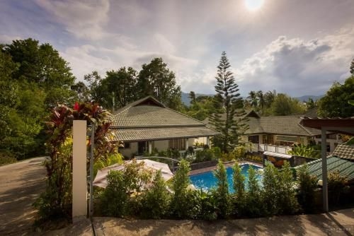 Private Poolvilla mit Wasserfall0