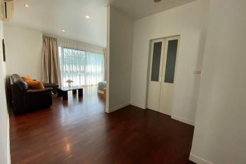 Charming 4 Bed/4 Bath Modern Villa4