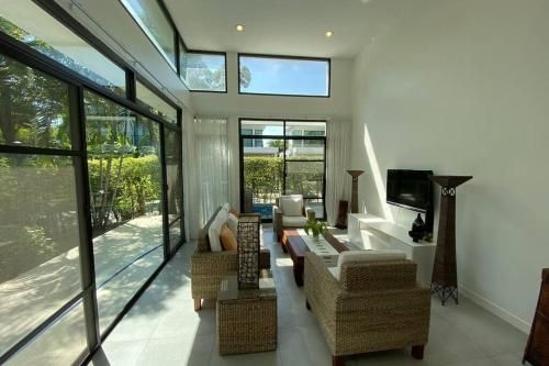 Charming 4 Bed/4 Bath Modern Villa3