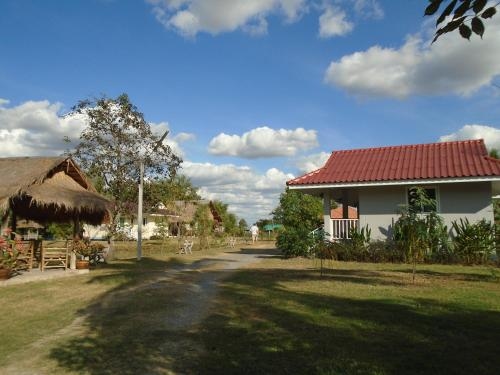 ชมนา รีสอร์ท (Chomna Resort)0
