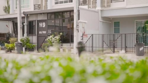 โฮสเทล เอช 9 แอนด์คาเฟ่ (H9 Hostel And Cafe)0