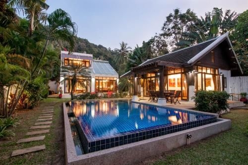 Luxury BeachFront Villa Emerald0
