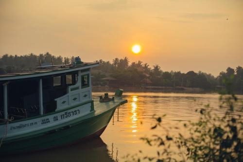 ณ ทรีธารา ริเวอร์ไซด์ รีสอร์ต อัมพวา ดำเนินสะดวก (Na Tree Tara Riverside Resort Amphawa Damnoensaduak)2