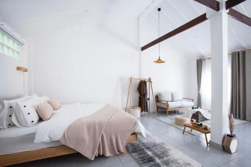 Ratchada Retreat0