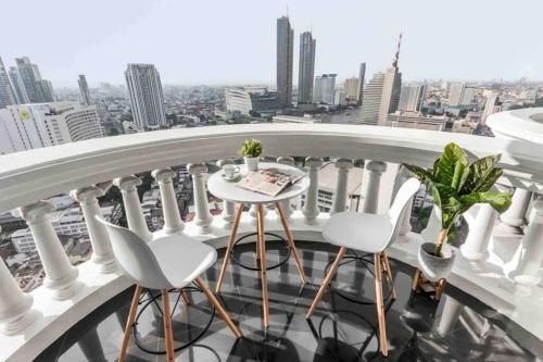 Stunning Riverview condo with luxurious roof top bar0