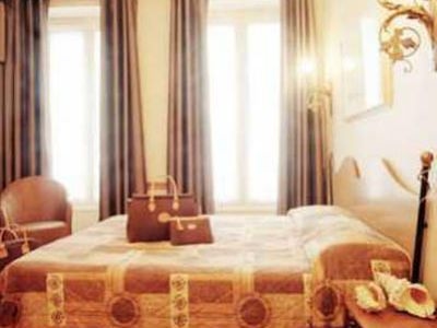 โรงแรมดานฌู (Hotel D'Anjou)1