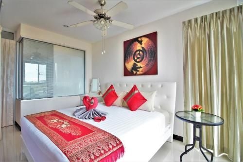 Chic Karon Beach by PHR0