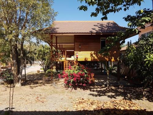 เฮือนไม้สักรีสอร์ท (Huen Mai Sak Resort)1