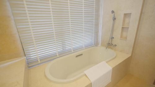 Luxury Oceanfront_pool access apartment3