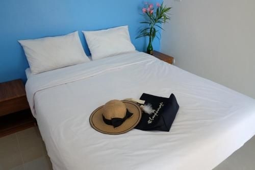 โรงแรมแม่น้ำวิลล่า (Maenam Villa Hotel)2