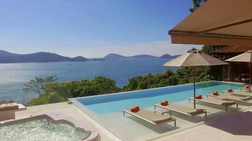 Luxury Infinity Pool Villa0