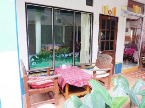 ไวท์ บีช เฮาส์ (White Beach House)0
