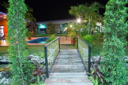 The Longhouse Boutique Bed & Breakfast (The Longhouse Boutique Bed And Breakfast)0