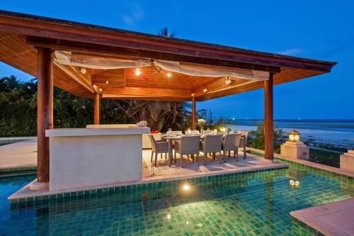 Beachfront Villa Baan Flora1