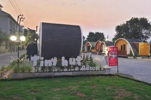 Tiny hut resort0
