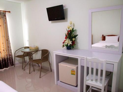 โรงแรมเรือนริมน้ำ (Ruean Rim Nam Hotel)1