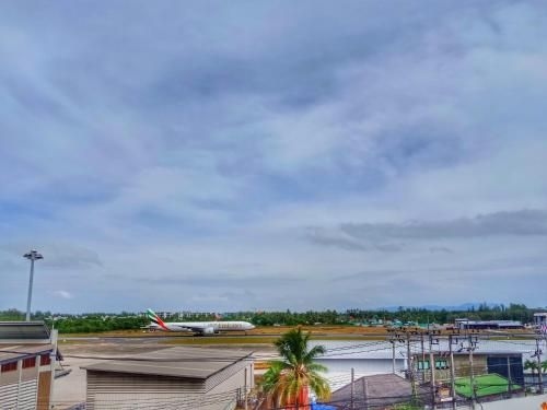 Louis' Runway View Hotel4