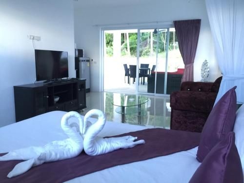 Cozy studio with private pool0