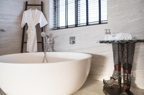 Yo Villa - Barefoot Waterfront Luxury4
