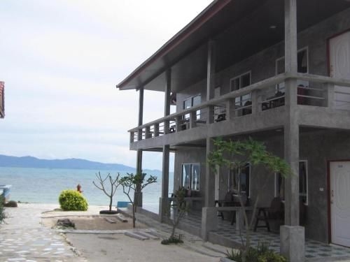 Charung Seaview Resort0