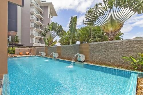 Chic Condo0
