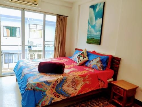 Quiet studio with king bed, kitchen and balcony0