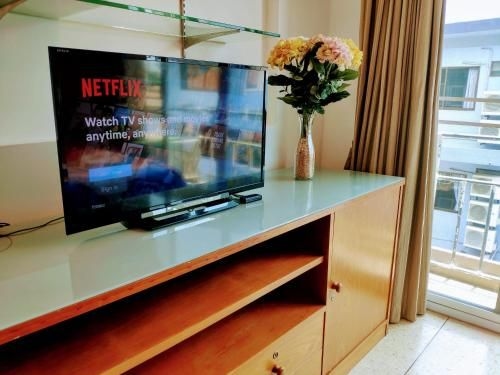 Quiet studio with king bed, kitchen and balcony4
