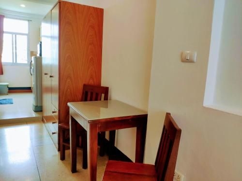 Quiet studio with king bed, kitchen and balcony2