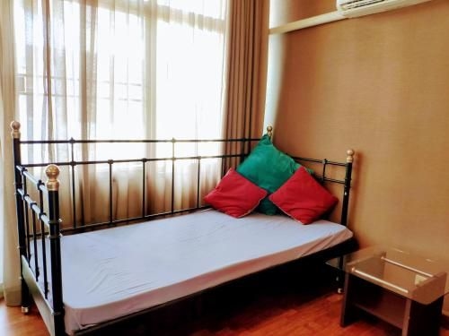 Downtown studio with kitchen, balcony and king bed4