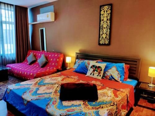 Quiet studio with king bed and a kitchen0