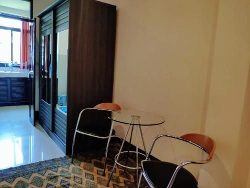 Quiet studio with king bed and a kitchen3
