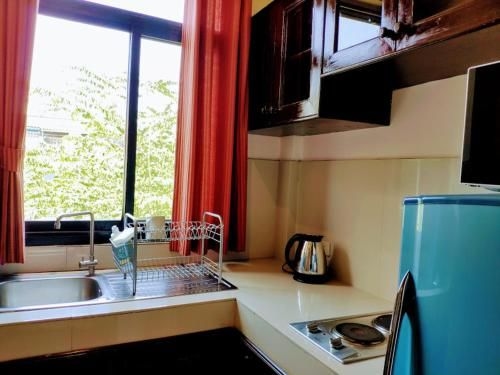 Quiet studio with king bed and a kitchen2