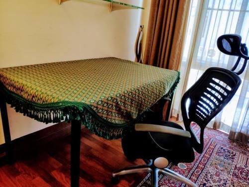 Quiet studio with king bed and a kitchen1