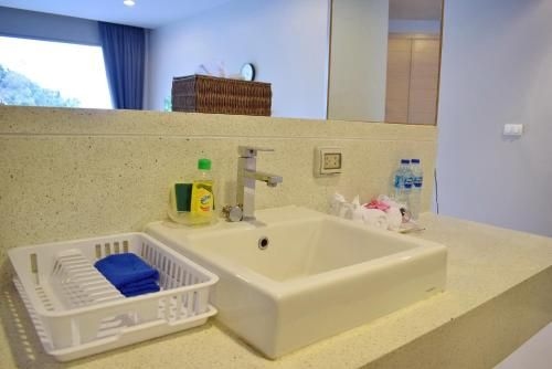 Studio Pool Access Karon Hill G104