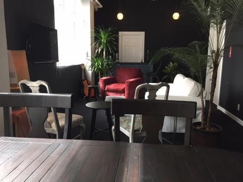The LANAI HOSTEL0