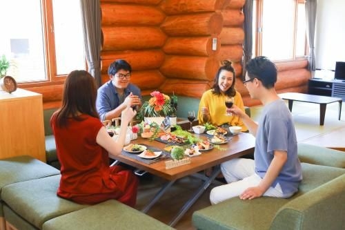 UCHI North Log Cabin0