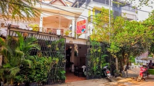 Anu Villa and Bistro0