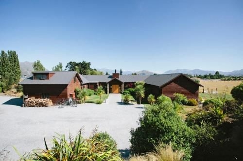 Mountain Range Lodge2