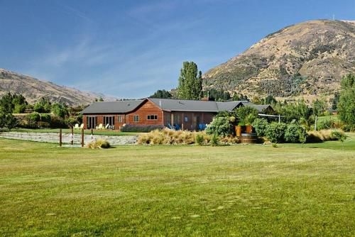 Mountain Range Lodge1