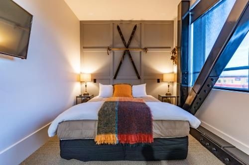 Poshtel1