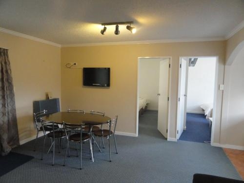 Hawks Inn Motel2