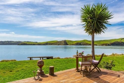 Point of Difference - Waterfront Raglan Holiday Home0
