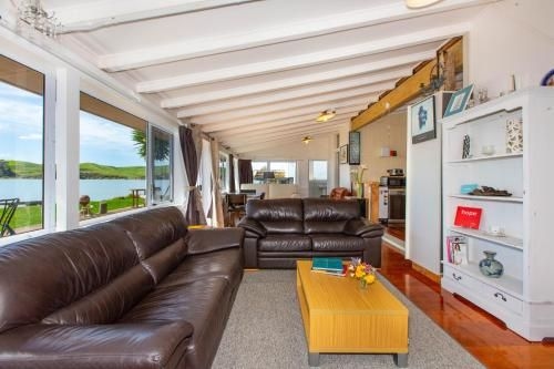 Point of Difference - Waterfront Raglan Holiday Home4