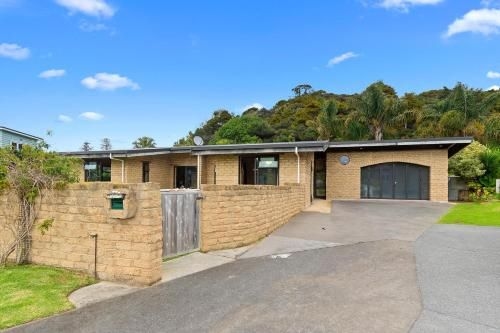 Matapouri Earth Castle - Matapouri Holiday Home3