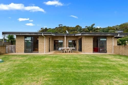 Matapouri Earth Castle - Matapouri Holiday Home1