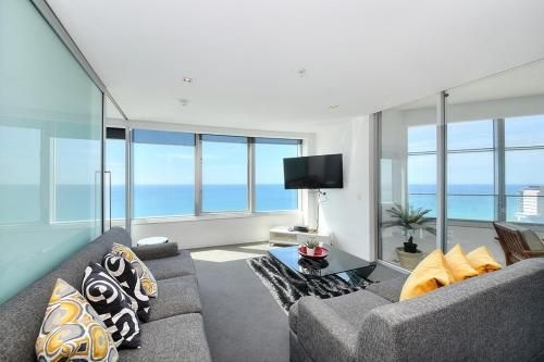 Deluxe Private Apartment in Surfers Paradise4