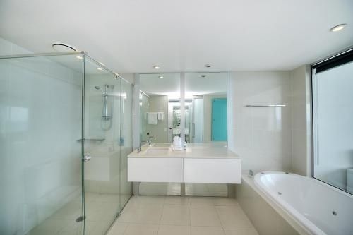 Deluxe Private Apartment in Surfers Paradise3
