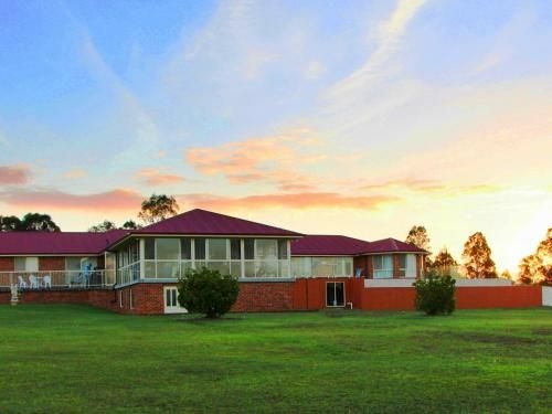 Noble Willow Homestead Lovedale. Super Spacious, with views and pool4
