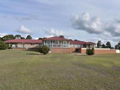 Noble Willow Estate Lovedale. Super Spacious, with views and pool4
