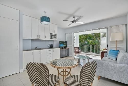 Couples Private Spa Beach Getaway0